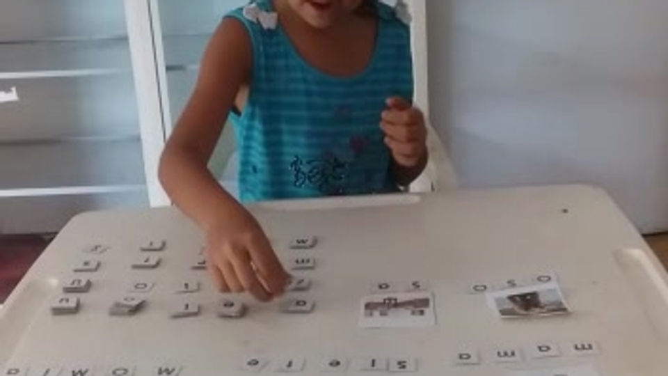 Jugando a la imagen sorpresa con el alfabeto móvil